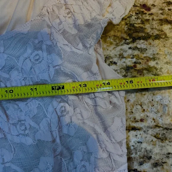 Dressbarn  Beige Stretchy Lace-like On or Off Shoulder Sz Medium - Picture 7 of 9